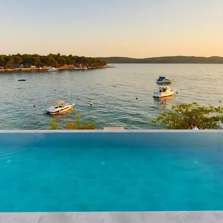 Apartment Beachfront Deep Blue With Pool I *