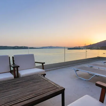 Apartment Beachfront Deep Blue With Pool I