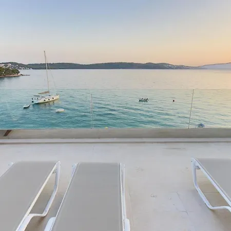 Apartment Beachfront Deep Blue With Pool I *