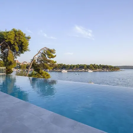 Beachfront Deep Blue With Pool I Apartment