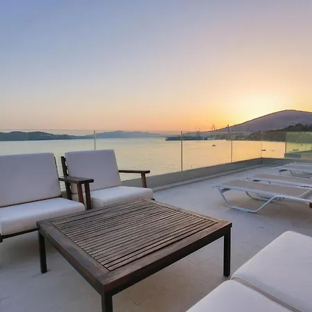 Apartment Beachfront Deep Blue With Pool I
