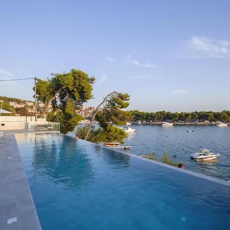 Apartment Beachfront Deep Blue With Pool I *